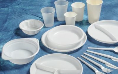 #CMINFORMA – PLASTICA, AL BANDO I PIATTI, MA I BICCHIERI SONO PERMESSI
